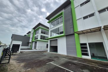 For Rent 3 Storey Cluster Factory @ Kulai Senai Saleng @ with 2nd Floor Partition Rooms