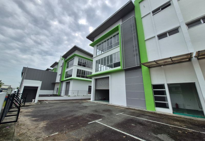 For Rent 3 Storey Cluster Factory @ Kulai Senai Saleng @ with 2nd Floor Partition Rooms