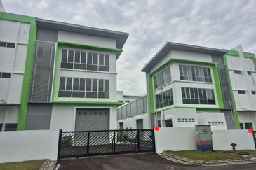 For Rent 3 Storey Cluster Factory @ Kulai Senai Saleng @ with 2nd Floor Partition Rooms