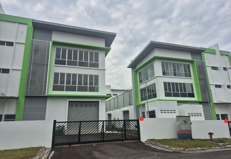 For Rent 3 Storey Cluster Factory @ Kulai Senai Saleng @ with 2nd Floor Partition Rooms