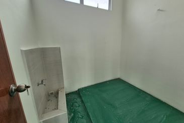 For Rent 3 Storey Cluster Factory @ Kulai Senai Saleng @ with 2nd Floor Partition Rooms