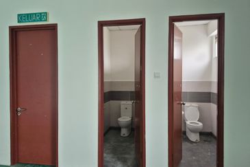 For Rent 3 Storey Cluster Factory @ Kulai Senai Saleng @ with 2nd Floor Partition Rooms