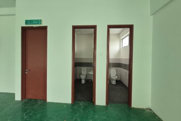 For Rent 3 Storey Cluster Factory @ Kulai Senai Saleng @ with 2nd Floor Partition Rooms