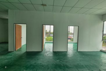 For Rent 3 Storey Cluster Factory @ Kulai Senai Saleng @ with 2nd Floor Partition Rooms