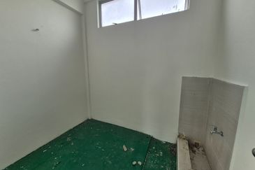 For Rent 3 Storey Cluster Factory @ Kulai Senai Saleng @ with 2nd Floor Partition Rooms