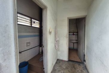 For Rent Double Storey Shop lot First Floor @ Kulai near Kelapa Sawit Lotus Highway @ Hostel Accepted