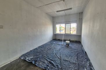 For Rent Double Storey Shop lot First Floor @ Kulai near Kelapa Sawit Lotus Highway @ Hostel Accepted