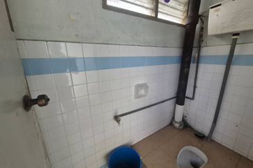 For Rent Double Storey Shop lot First Floor @ Kulai near Kelapa Sawit Lotus Highway @ Hostel Accepted