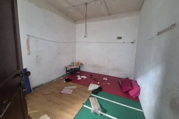 For Rent Double Storey Shop lot First Floor @ Kulai near Kelapa Sawit Lotus Highway @ Hostel Accepted