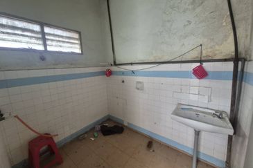 For Rent Double Storey Shop lot First Floor @ Kulai near Kelapa Sawit Lotus Highway @ Hostel Accepted