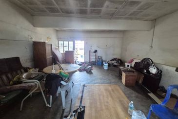 For Rent Double Storey Shop lot First Floor @ Kulai near Kelapa Sawit Lotus Highway @ Hostel Accepted