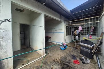 For Rent Double Storey Shop lot First Floor @ Kulai near Kelapa Sawit Lotus Highway @ Hostel Accepted