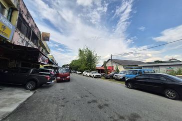 For Rent Double Storey Shop lot First Floor @ Kulai near Kelapa Sawit Lotus Highway @ Hostel Accepted