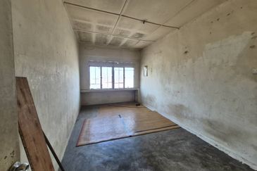 For Rent Double Storey Shop lot First Floor @ Kulai near Kelapa Sawit Lotus Highway @ Hostel Accepted