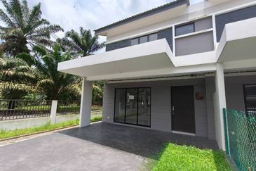 Double Storey Terrace House @ Kulai Kelapa Sawit Taman Saujana Jaya @ End Lot