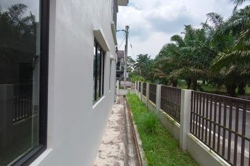 Double Storey Terrace House @ Kulai Kelapa Sawit Taman Saujana Jaya @ End Lot
