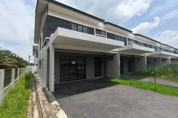 Double Storey Terrace House @ Kulai Kelapa Sawit Taman Saujana Jaya @ End Lot
