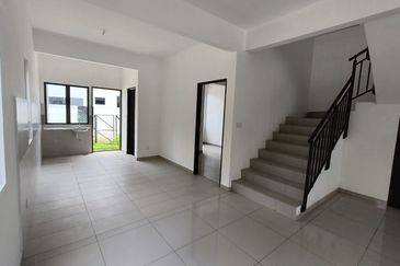 Double Storey Terrace House @ Kulai Kelapa Sawit Taman Saujana Jaya @ End Lot