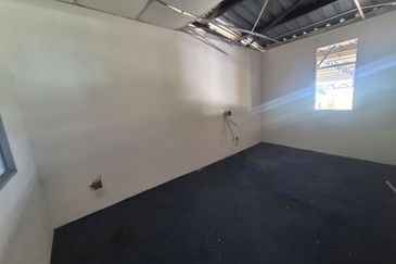 For Rent Warehouse/Kampung Corner @ Kulai Kelapa Sawit Sedenak @ Suitable for Hostel Storage