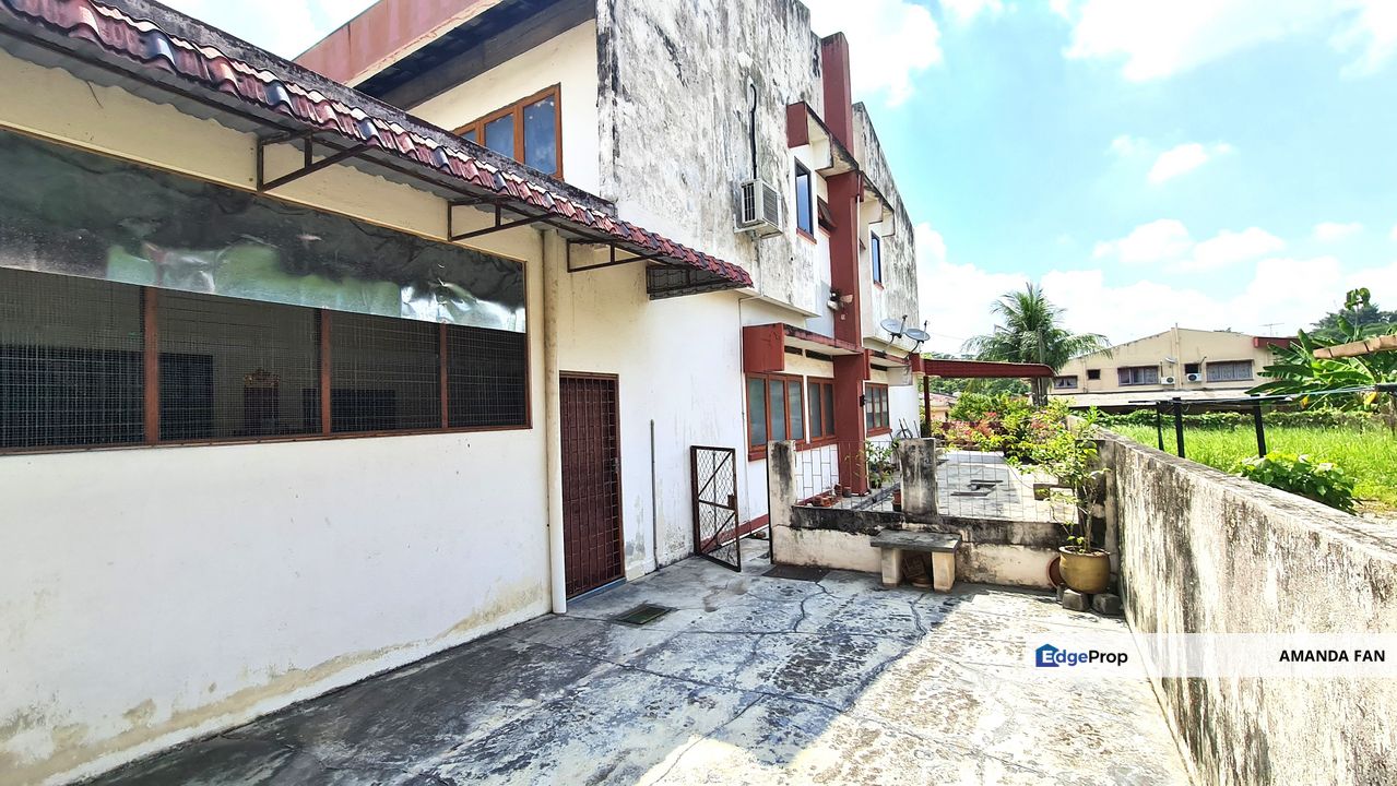 Superlink End Lot with Huge Extra Land 2storey Residential, Perak, Kinta