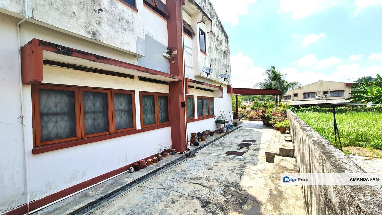 Superlink End Lot with Huge Extra Land 2storey Residential, Perak, Kinta