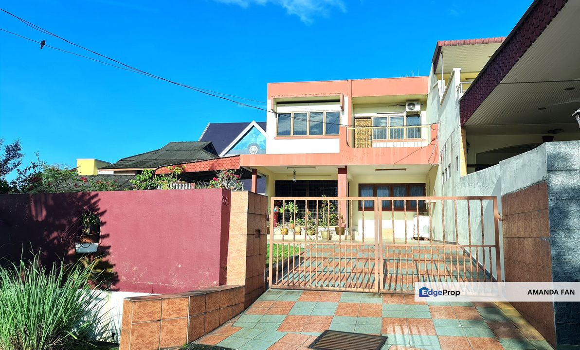 Superlink End Lot with Huge Extra Land 2storey Residential, Perak, Kinta