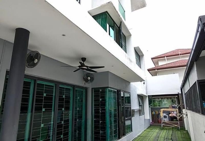 Taman Lapangan Hartamas Botani