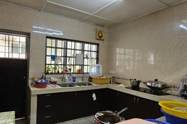 Jalan Tebing Enam 8/8F