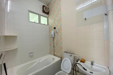 Cheapest!!! 3 Storey Terrace at Jelutong/ 7 rooms/Can be commercial