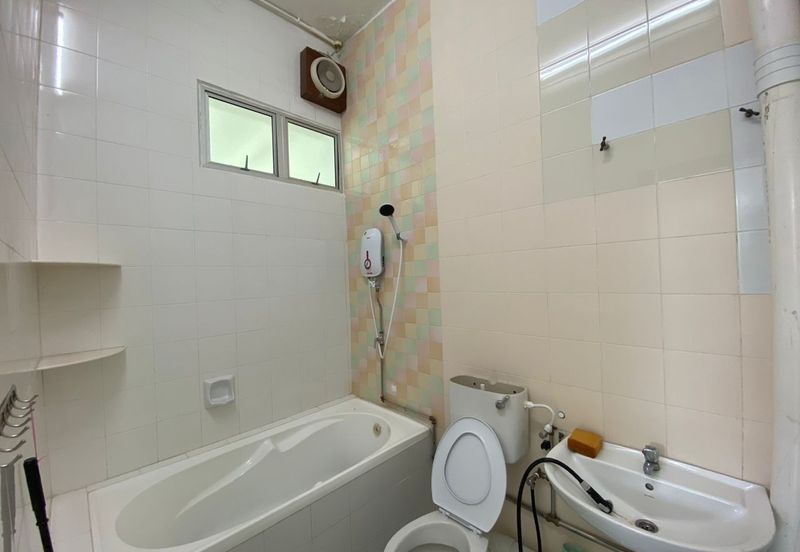 Cheapest!!! 3 Storey Terrace at Jelutong/ 7 rooms/Can be commercial