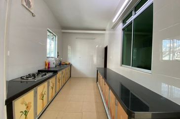 Cheapest!!! 3 Storey Terrace at Jelutong/ 7 rooms/Can be commercial