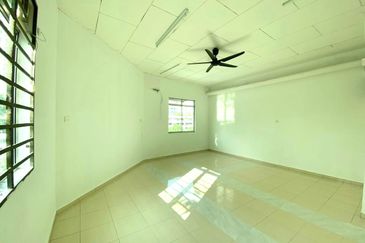 Cheapest!!! 3 Storey Terrace at Jelutong/ 7 rooms/Can be commercial