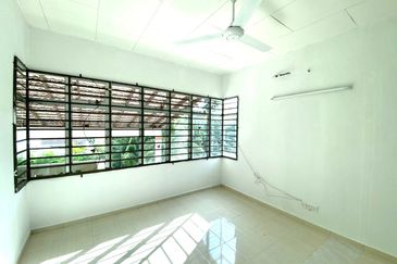 Cheapest!!! 3 Storey Terrace at Jelutong/ 7 rooms/Can be commercial