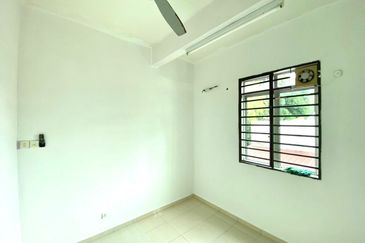 Cheapest!!! 3 Storey Terrace at Jelutong/ 7 rooms/Can be commercial
