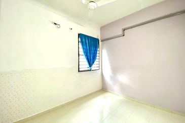 Cheapest!!! 3 Storey Terrace at Jelutong/ 7 rooms/Can be commercial