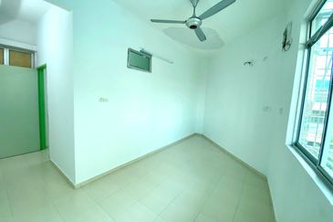 Cheapest!!! 3 Storey Terrace at Jelutong/ 7 rooms/Can be commercial
