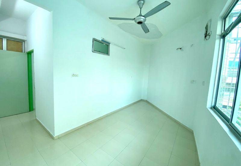 Cheapest!!! 3 Storey Terrace at Jelutong/ 7 rooms/Can be commercial