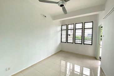 Cheapest!!! 3 Storey Terrace at Jelutong/ 7 rooms/Can be commercial