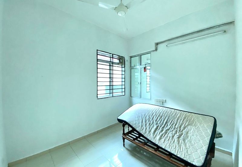 Cheapest!!! 3 Storey Terrace at Jelutong/ 7 rooms/Can be commercial