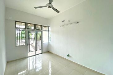 Cheapest!!! 3 Storey Terrace at Jelutong/ 7 rooms/Can be commercial