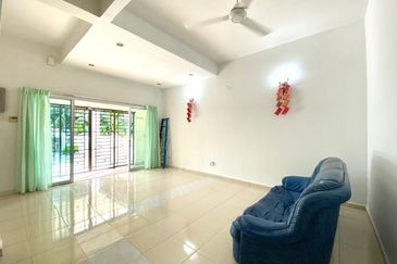 Cheapest!!! 3 Storey Terrace at Jelutong/ 7 rooms/Can be commercial
