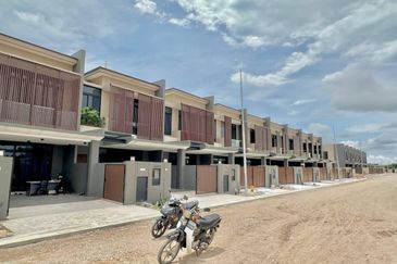 Aurora Resort Villa @ 2 Storey Link House For Sale