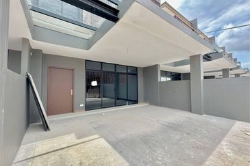 Aurora Resort Villa @ 2 Storey Link House For Sale