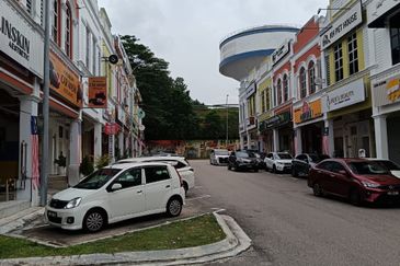 Jalan Austin Heights