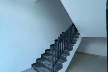 West Port, Pulau Indah