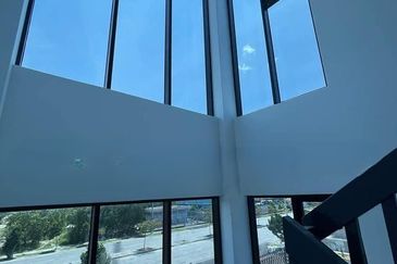 West Port, Pulau Indah