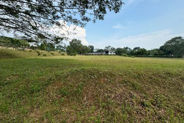 Bungalow Land For Sale
Skudai黄金地段，稀有住宅地! impiam Emas 的bungalow land 卖一片少一片!
地点美，环境好！
Impian Emas. Skudai
