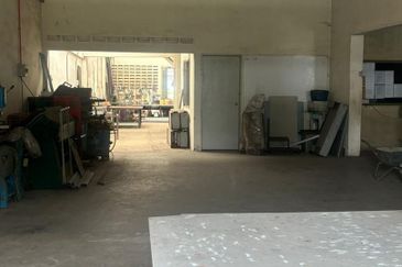 2 adjoining units
shoplot Corner - 2136 sqft
Intermediate - 2100 sqft 
Single Storey Shop 单层店面
📍Jalan Jelawat, Taman Saleng Jaya