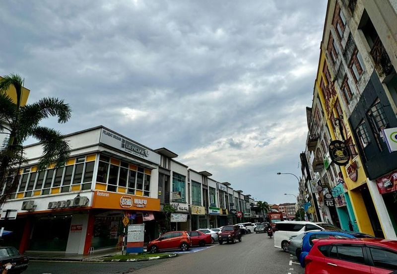 古来 优美城 热闹银行街
店铺出售！
Kulai Indahpura Jalan Kenanga 
Bank street, Crowded area shop lot for sale
Indahpura Kulai 
4 storey shop Ground floor only 