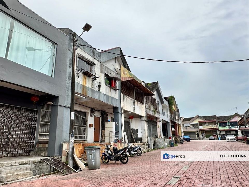 Skudai Baru 东方花园 双层店面只需RM598k
目前楼上楼下已有租客
For Sale Jalan Hang Lekir, Taman Skudai Baru
(Beside Selesa Jaya)
Double Storey Shop Lot, Johor, Skudai